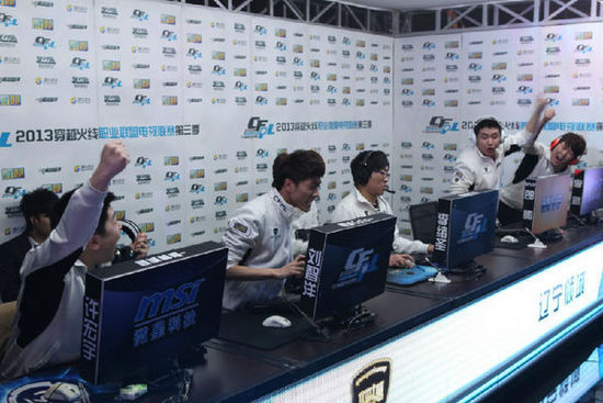 展现出与年 展现出与年